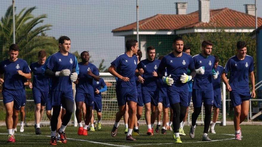 Los jugadores avilesinos, durante el entrenamiento de ayer en Miranda.