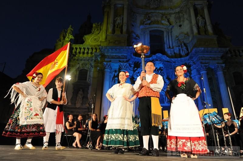 La Antorcha de la Amistad y el Moneo brillan en colores con motivo de este Festival Internacional de Folclore