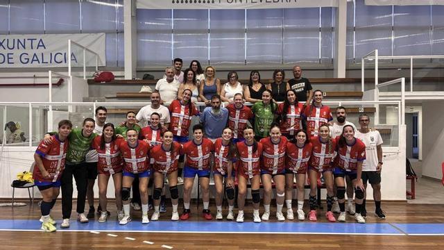 La plantilla del Guardés posa con los familiares de Juan Rodríguez. | SPORTCOECO