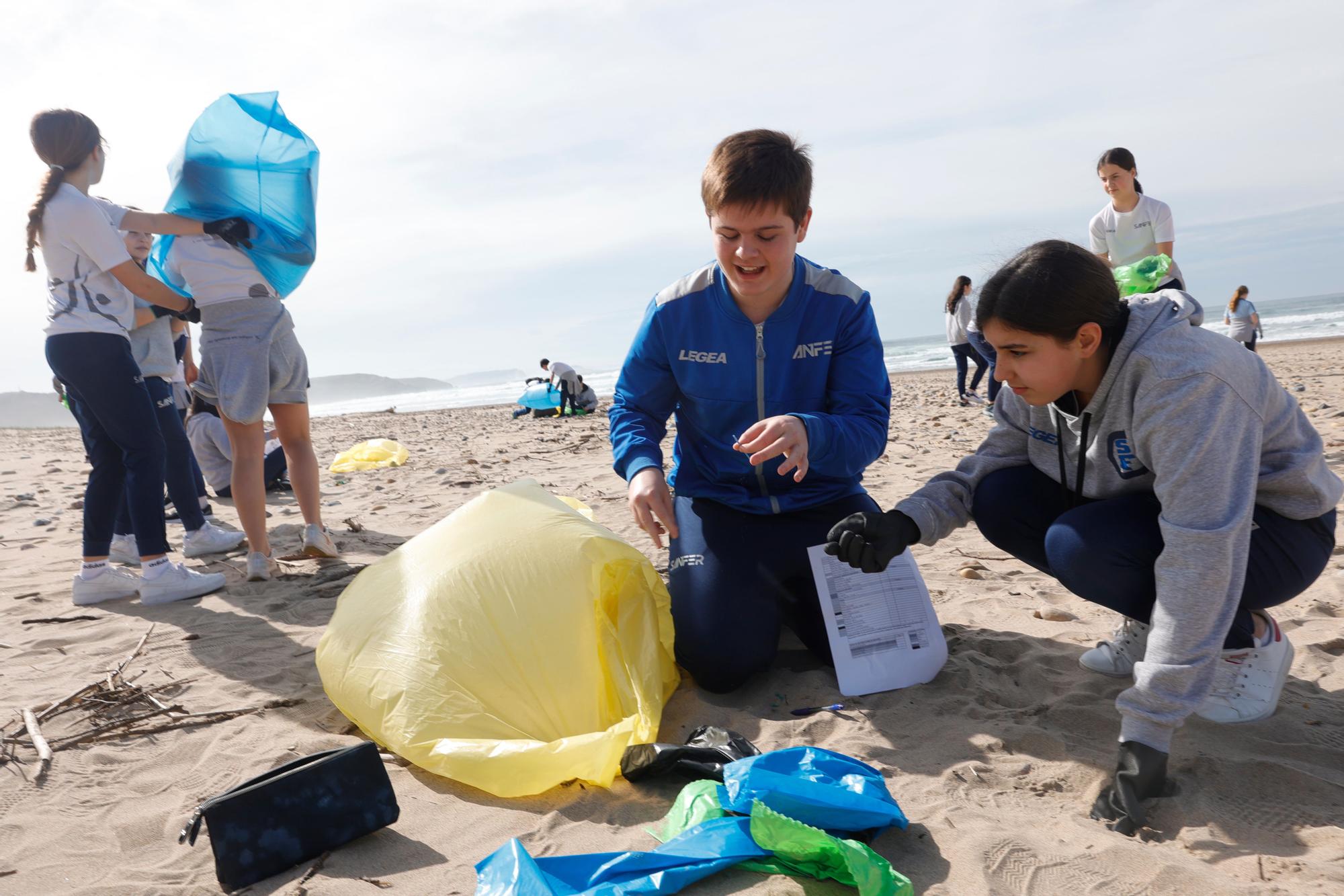 EN IMÁGENES: alumnos del colegio San Fernando limpian la playa de Xagó