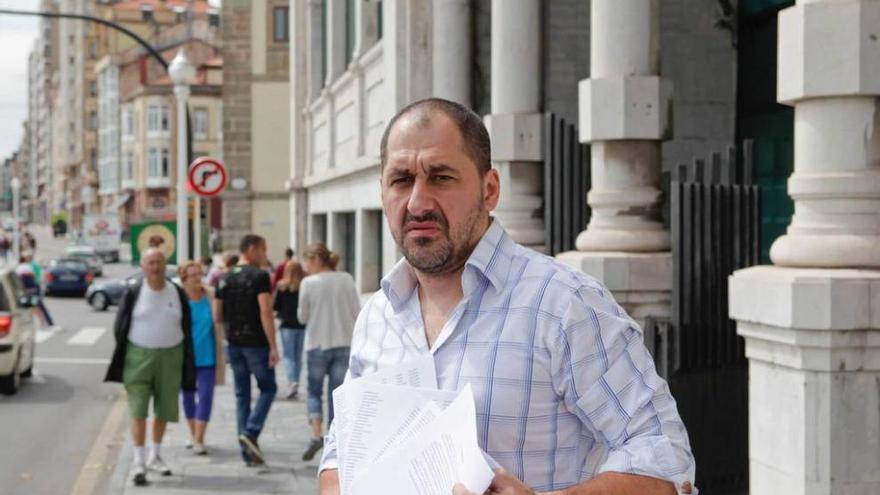 Hugo Fernández, ayer, con las firmas recogidas.