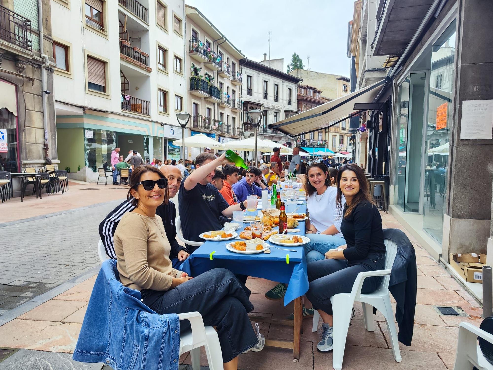 Grado abre boca para Santiago con la comida en la calle