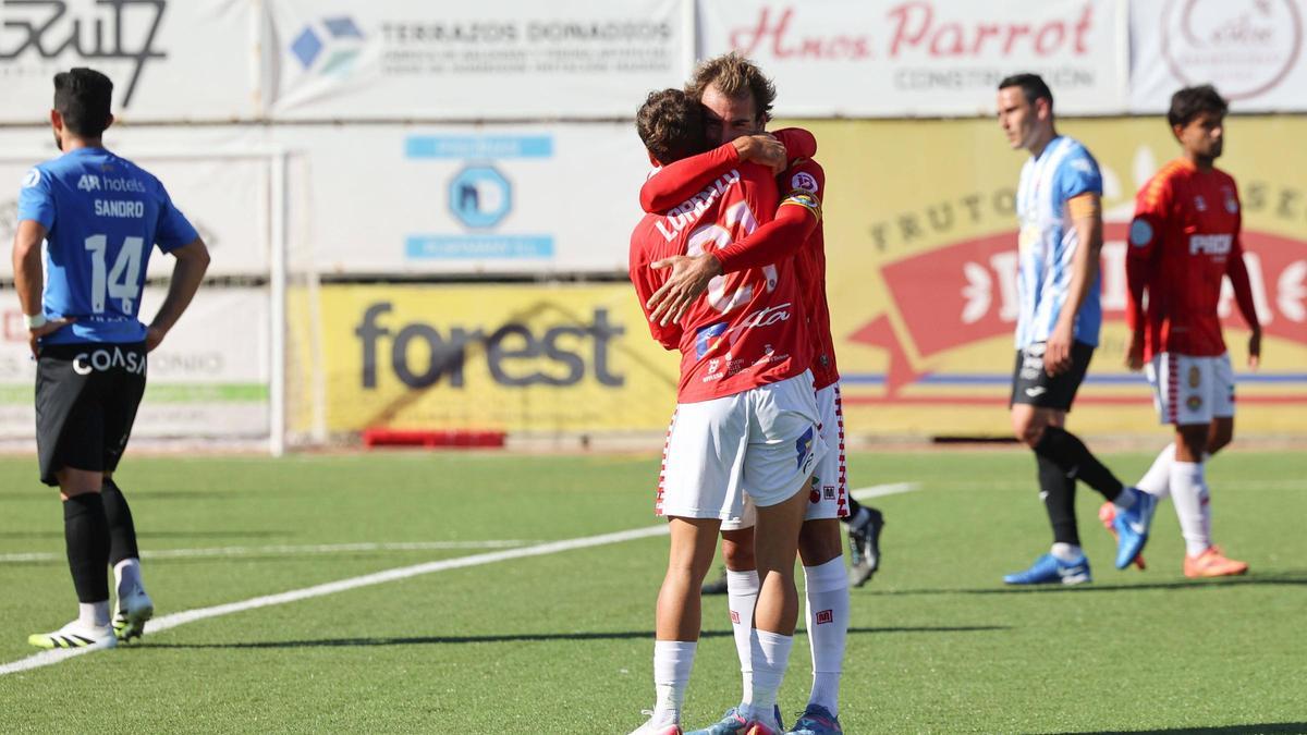 Lorenzo Busi y Jaume Villar se abrazan en la victoria (1-0) ante el Reus Reddis.