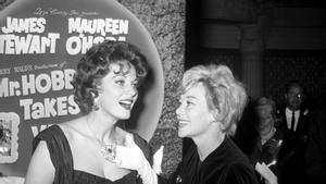 Archivo - June 15, 1962, Los Angeles, California, USA: American actress MAUREEN OHARA (L) and British actress GLYNIS JOHNS at the premiere for the movie Mr Hobbs Takes a Vacation.