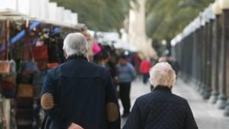 Imagen de archivo de dos personas mayores paseando por Alicante.