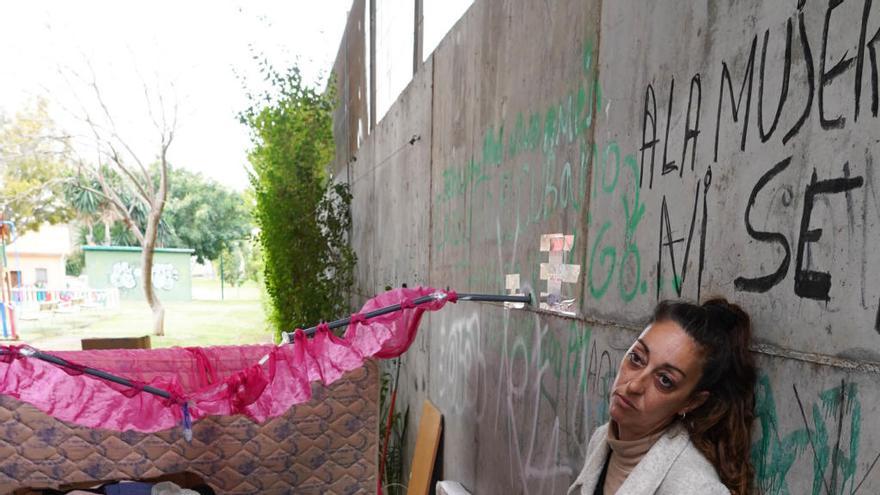 Verónica Gomis, en el rincón donde vive junto a uno de los pilares del puente de Juan Pablo II