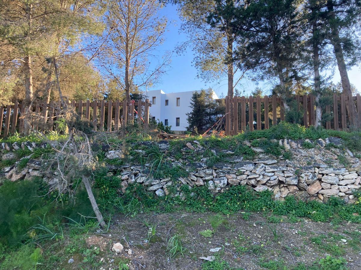 Imágenes del abandono del parque infantil de Sant Rafel