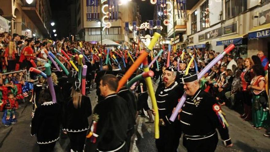 El bloque de la comparsa de Estudiantes  durante una de sus divertidas coreografías