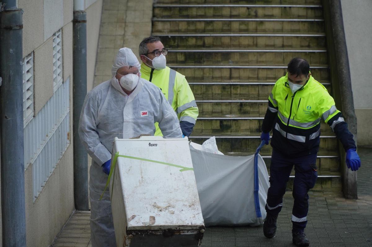 Operarios retiran la basura acumulada por el hombre fallecido en Oleiros