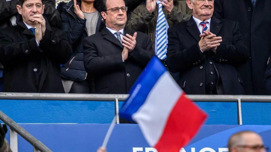 Hollande, en el palco del estadio, aplaudiendo.