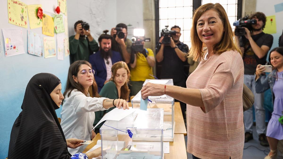 La secretaria general del PSIB-PSOE, presidenta del Govern y candidata a la reelección, Francina Armengol, vota en el Colegio Sant Felip Neri, en Palma.