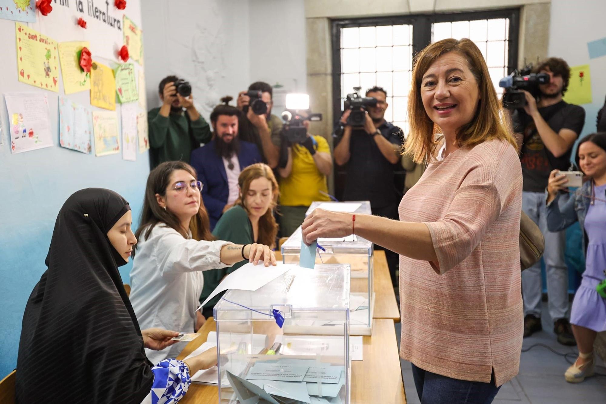 La secretaria general del PSIB-PSOE, presidenta del Govern y candidata a la reelección, Francina Armengol, vota en el Colegio Sant Felip Neri, en Palma.