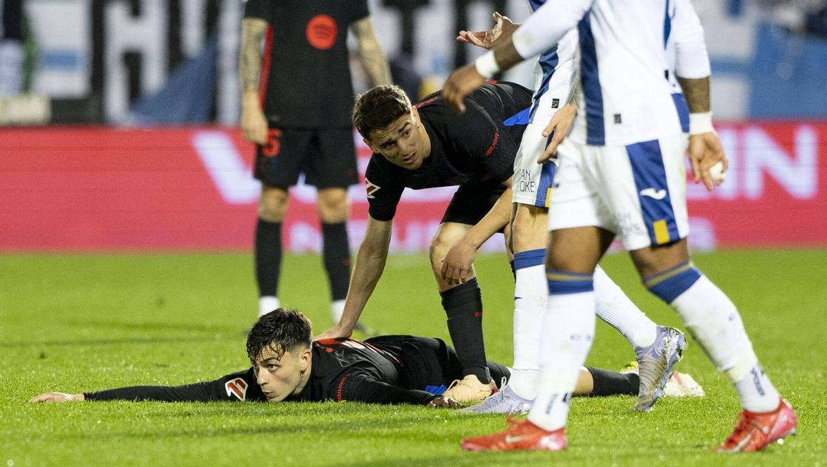 Pedri, agotado, recibe el apoyo de Gavi en los instantes finales.
