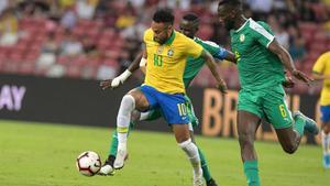 Neymar pugna con Sané, durante el amistoso Brasil-Senegal en Singapur.