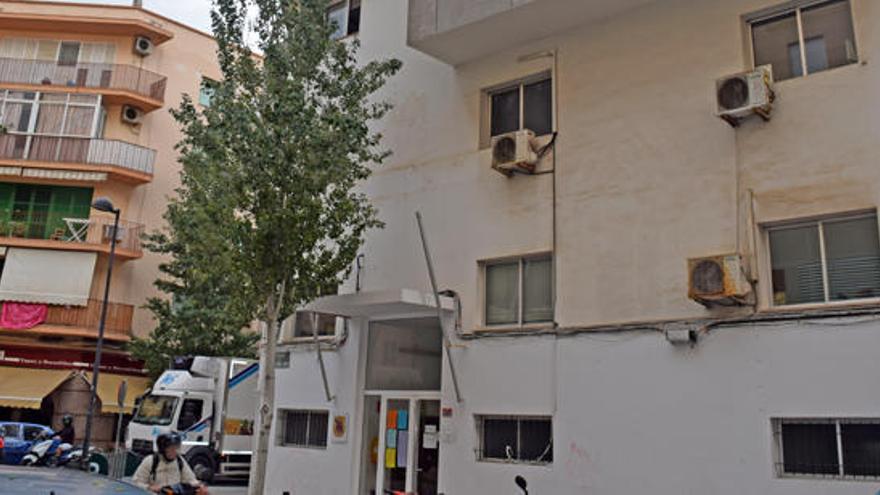 Este edificio de la calle Vicente Serra i Orvay se adaptará para acoger el futuro albergue.