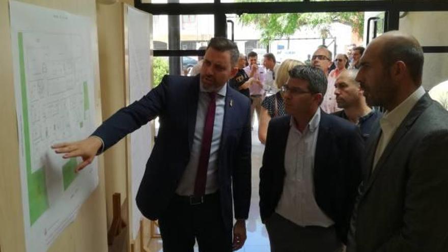 El presidente de la diputación visitó junto al alcalde la zona de las nuevas instalaciones.