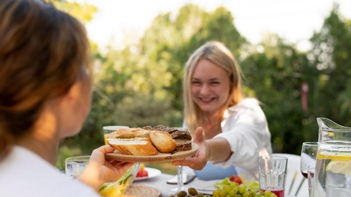 Comida al aire libre entre amigos.