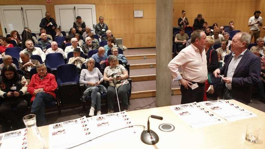 En primer término, por la derecha, Aurelio Martín y el coordinador general de IU de Gijón, Faustino Sabio, con parte de los asistentes a la asamblea de IU de Gijón al fondo.