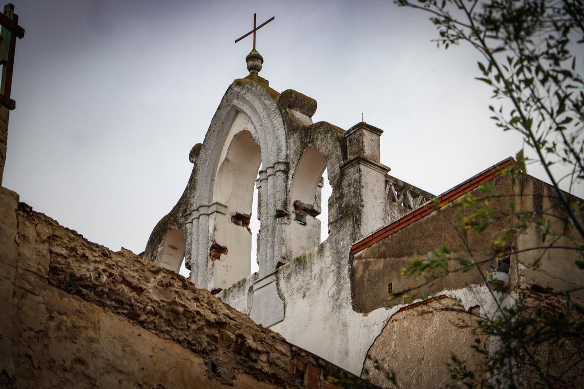 Imagen del campanario del convento de las Trinitarias en visible estado de deterioro.