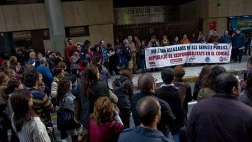 Interinos afectados volvieron a concentrarse ayer ante la sede de Educación en Alicante.