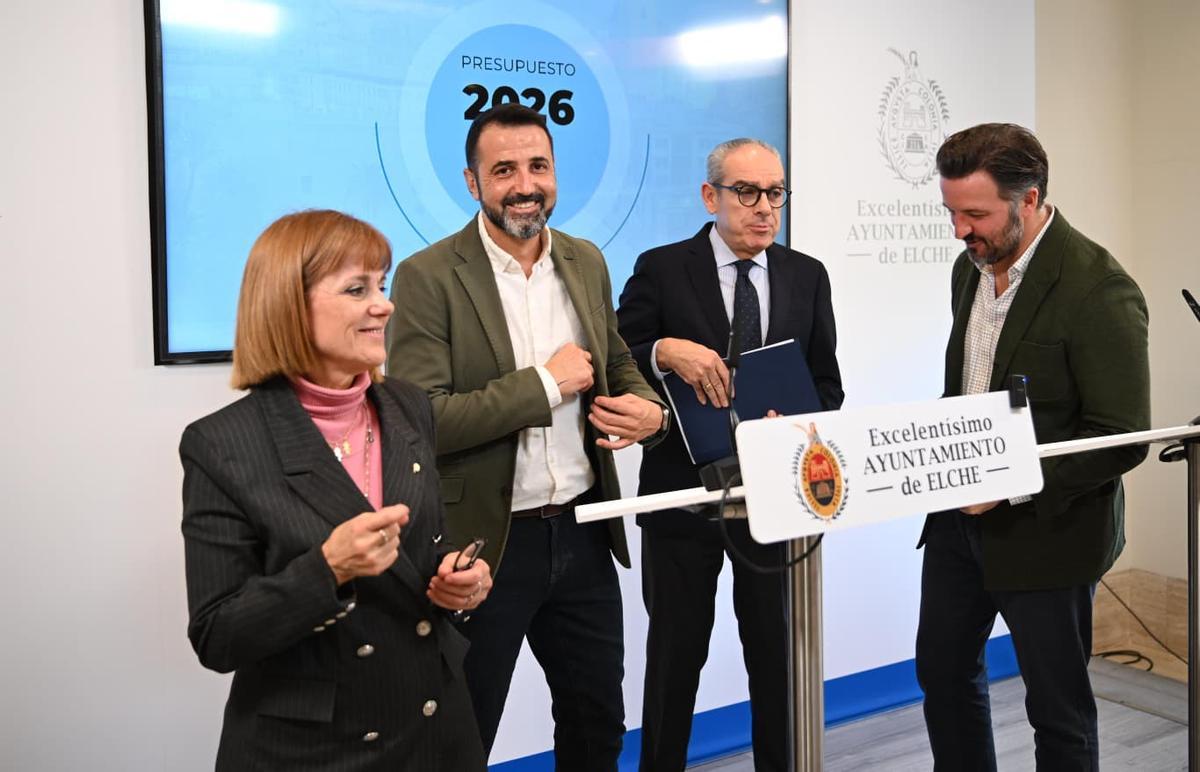 Gesto relajado de los ediles de Vox al término de la comparecencia por el presupuesto de Elche para 2026