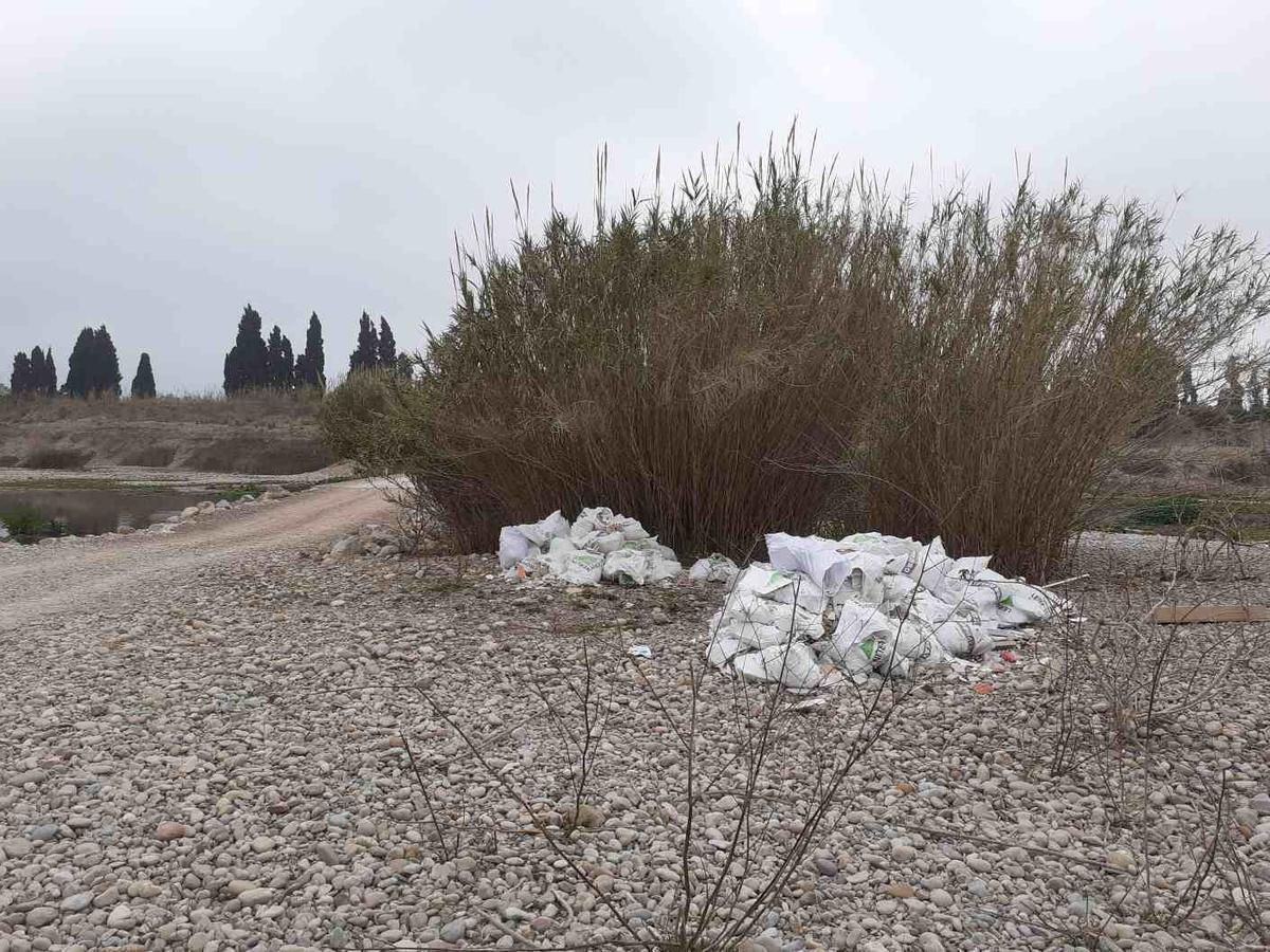 Cerca de 80 sacos repletos de material y escombros han sido abocados de forma totalmente ilegal.