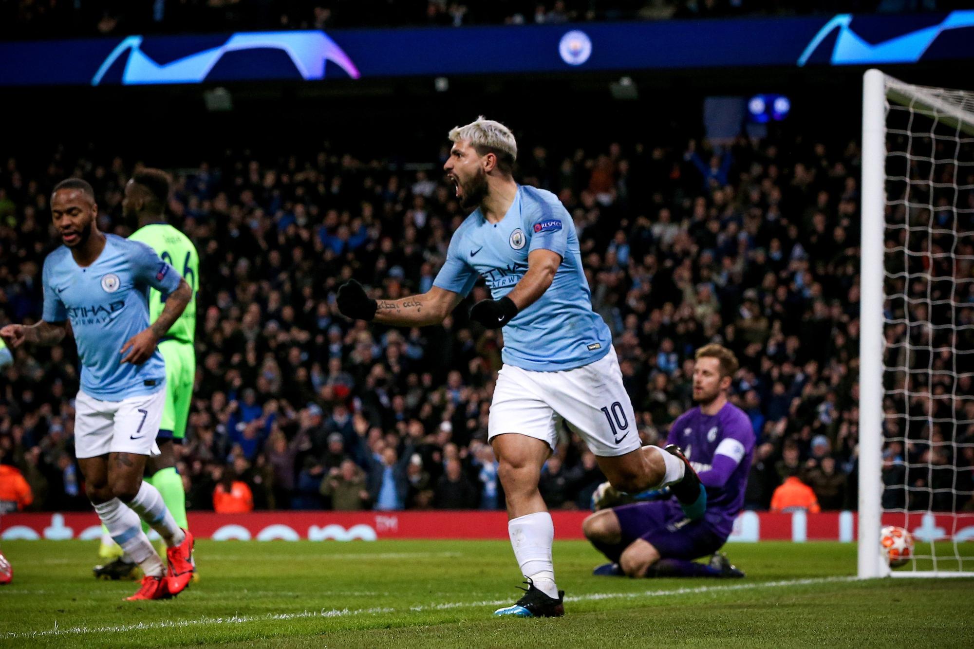 El Kun Agüero celebra un gol con el Manchester City.