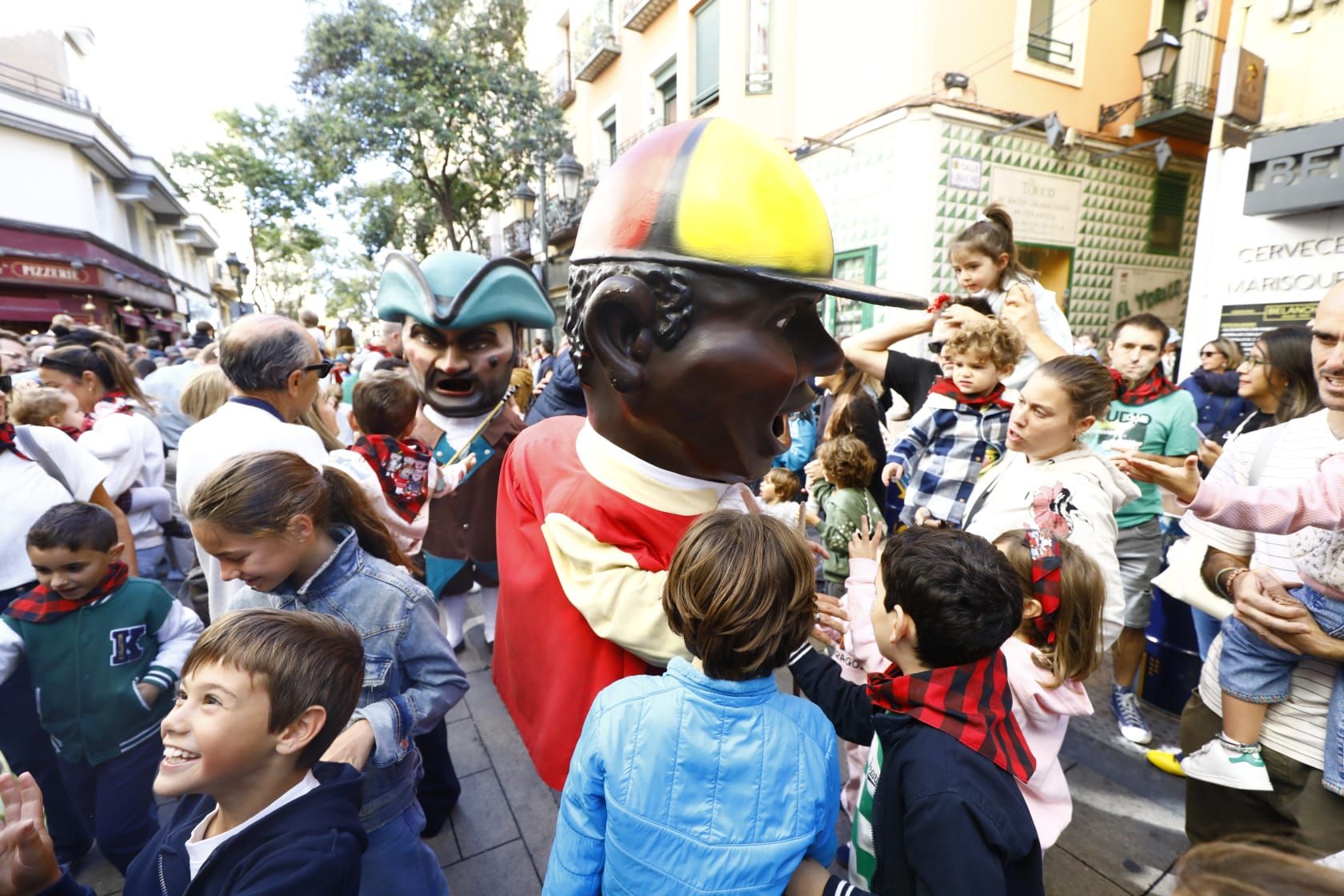 En imágenes | La comparsa de gigantes y cabezudos ilusionan a los más pequeños