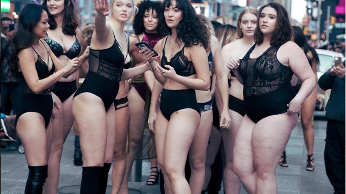 Modelos 'curvy' colapsan Times Square en contra de Victoria's Secret