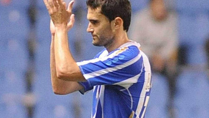 Antonio Tomás aplaude a la grada de Riazor. / carlos pardellas