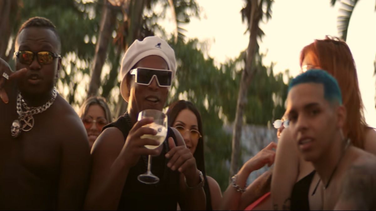 Ronaldinho se convierte en tendencia tras participar en un picante videoclip