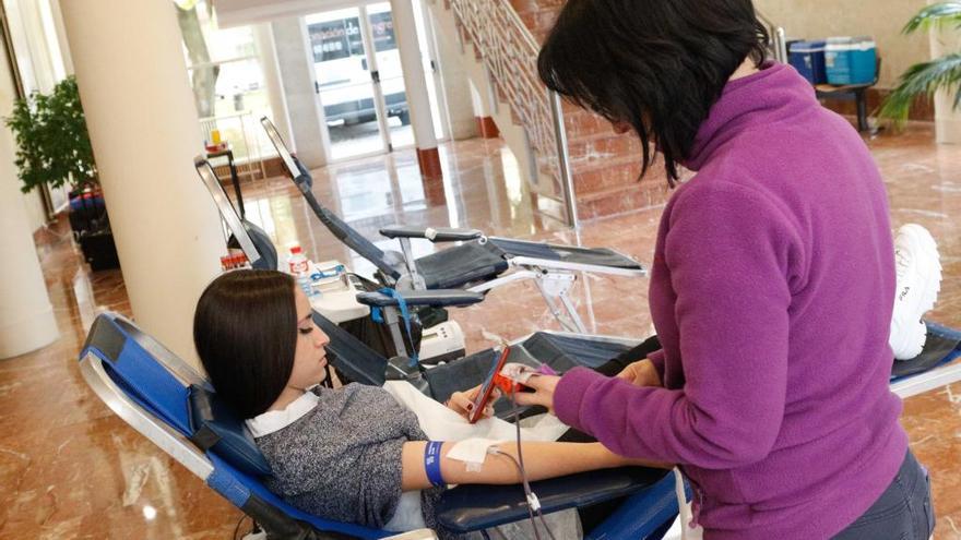 Una joven dona sangre.