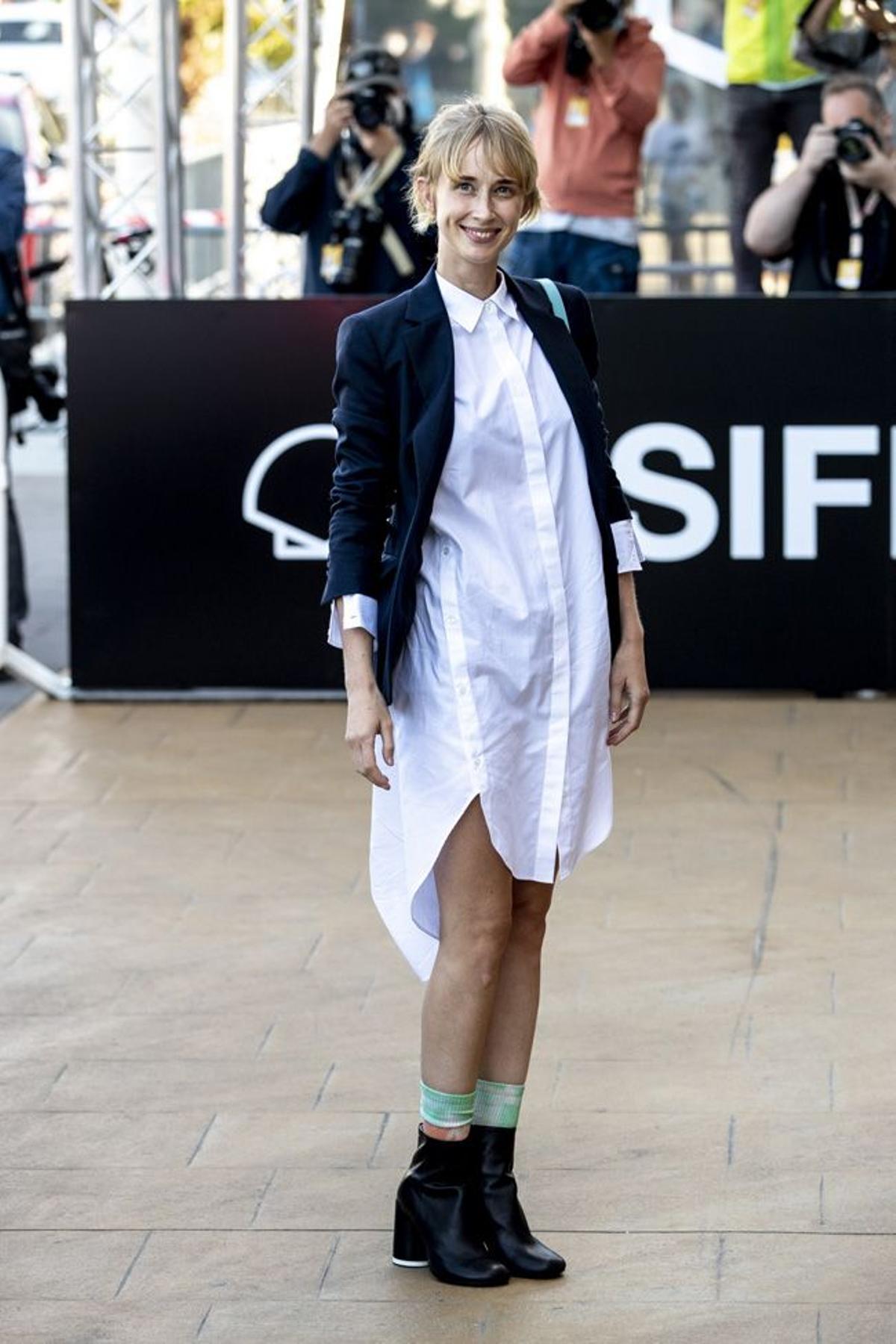 Ingrid García-Jonsson, con camisa blanca a modo de vestido en el Festival de Cine de San Sebastián