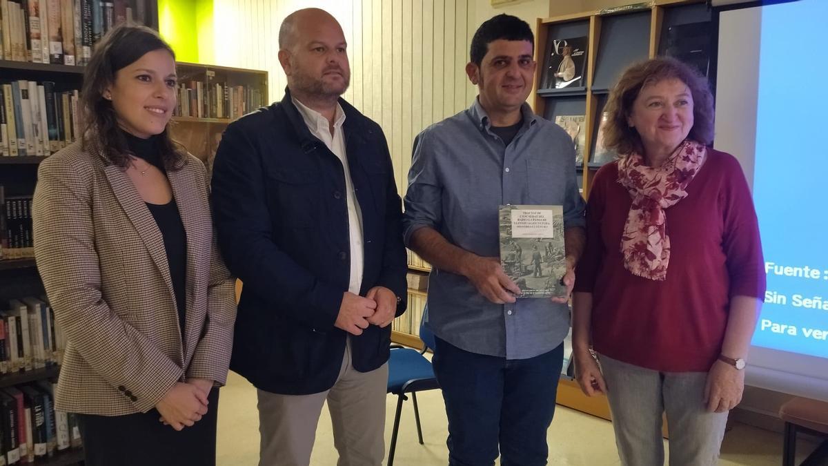 Vero Martínez, Raúl Llobell, el historiador Josep Marqués, quien sostiene su libro, y Rosa Seser