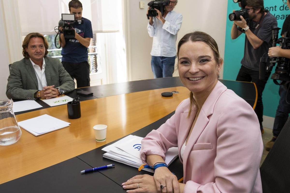 Marga Prohens, presidenta del PP de Baleares, con Jorge Campos), de Vox.
