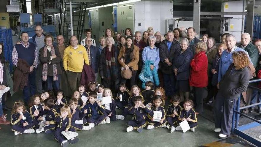 Los participantes en la ruta, durante la visita a las instalaciones de FARO DE VIGO.  // R. Grobas