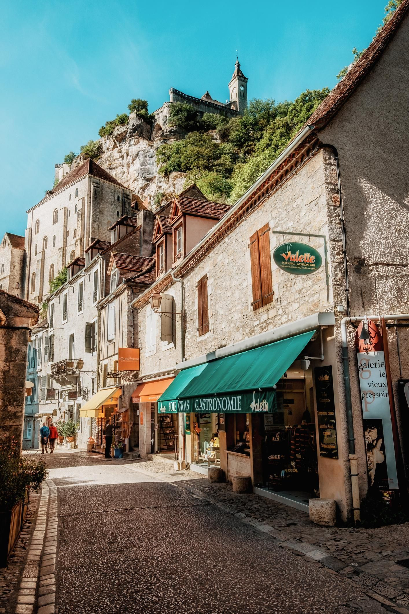 Una única calle atraviesa este pueblo del sur de Francia