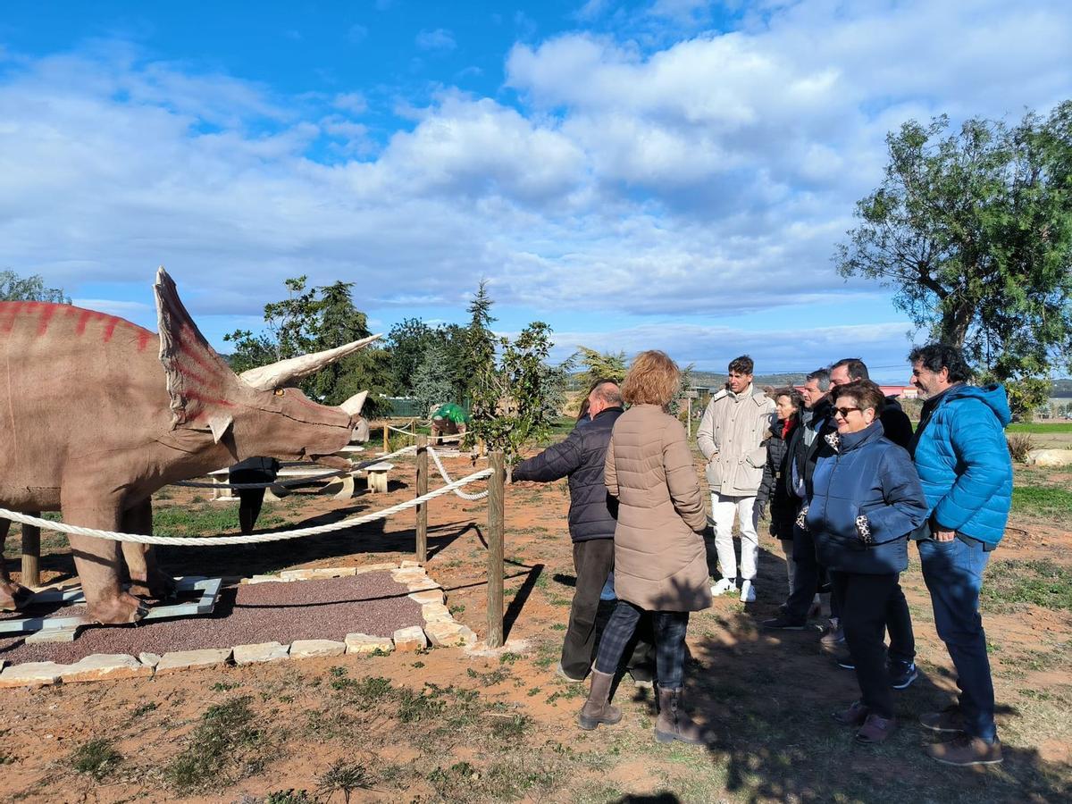 El recinto contiene una escultura de dinosaurio de grandes dimensiones.