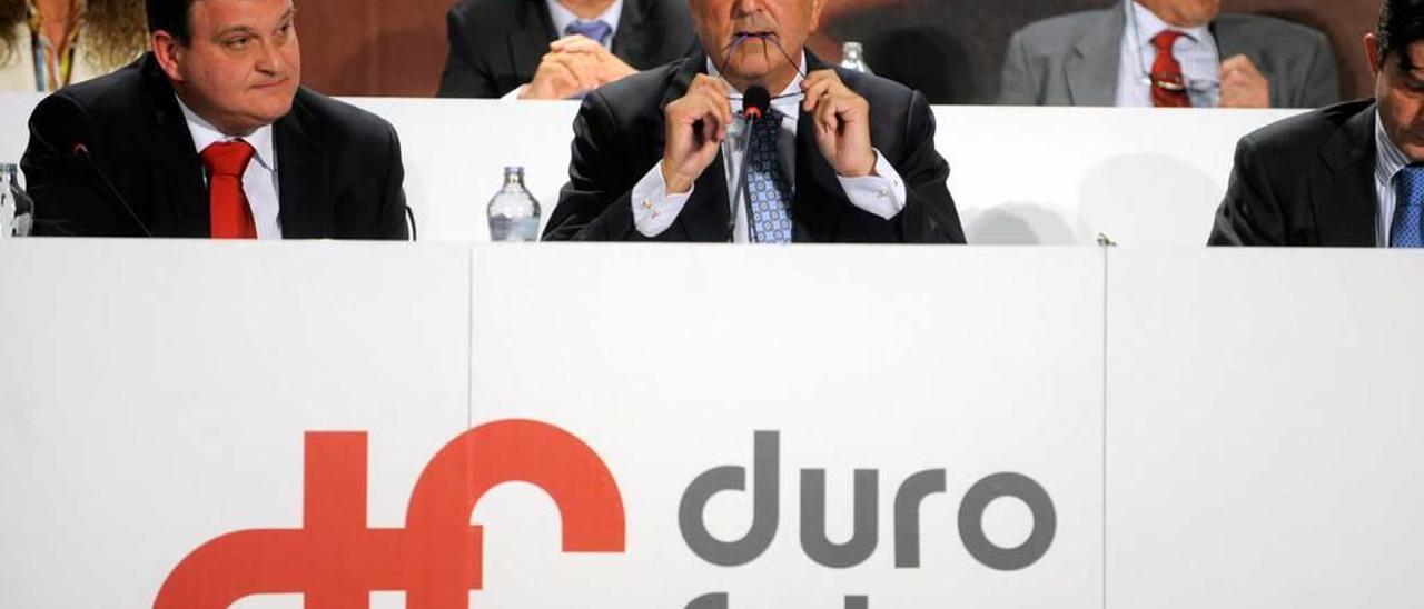 Acacio Rodríguez, en el centro de la imagen y por detrás de los anteriores presidentes de Duro: Del Valle (izquierda) y Torres Inclán, en 2011.