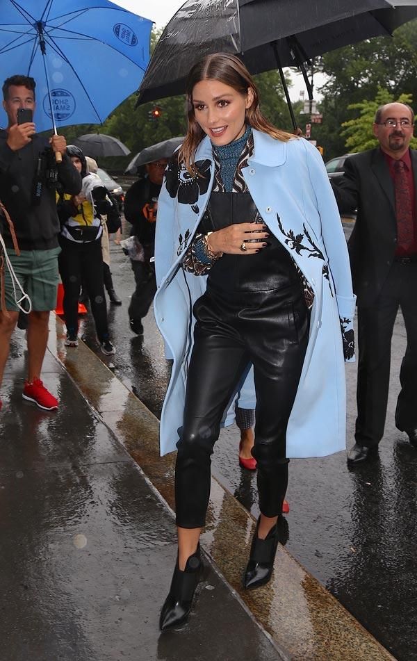 Olivia Palermo con peto de piel y botines de tacón