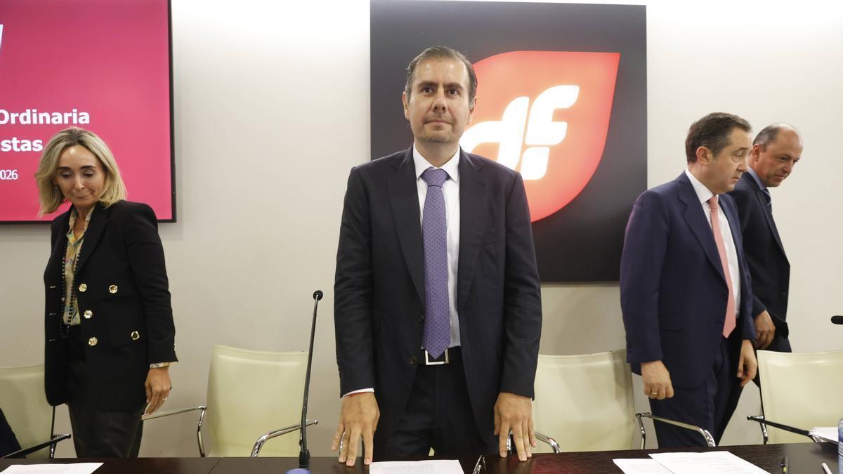 En el centro, el presidente de Duro Felguera, Eduardo Espinosa.