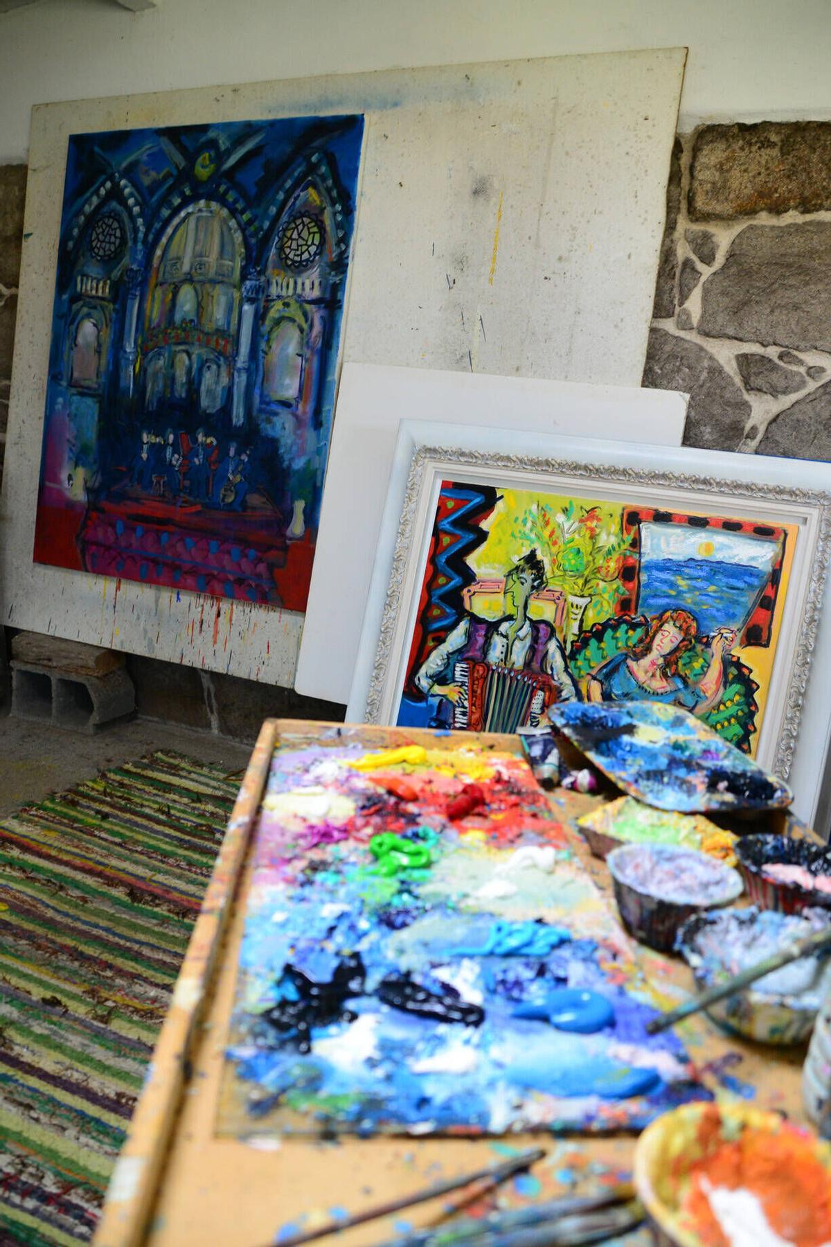 El pintor José María Barreiro en su casa-estudio de Bueu