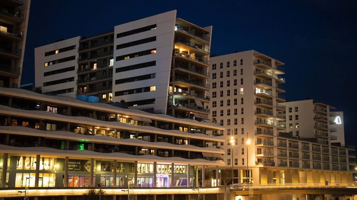 Comercios y viviendas de nueva construcción en el barrio del Gorg de Badalona