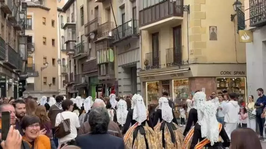 Pasacalles de las candidatas a Bellea del Foc de camino a la recepción oficial en el Ayuntamiento de Toledo