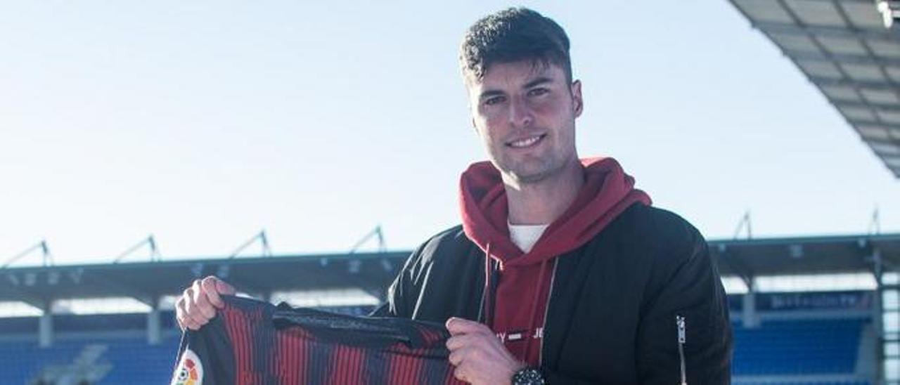 Juan Pérez posa en El Alcoraz con la camiseta del Huesca.