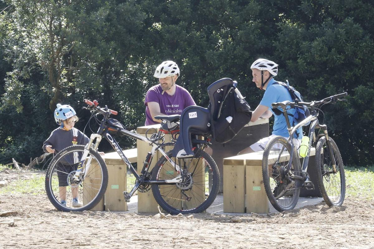 Una marcha ciclista reclama cambios en la movilidad de Santiago: "Pedimos que se pense tamén nas bicicletas e nos peóns" Una marcha ciclista reclama cambios en la movilidad de Santiago: "Pedimos que se pense tamén nas bicicletas e nos peóns"