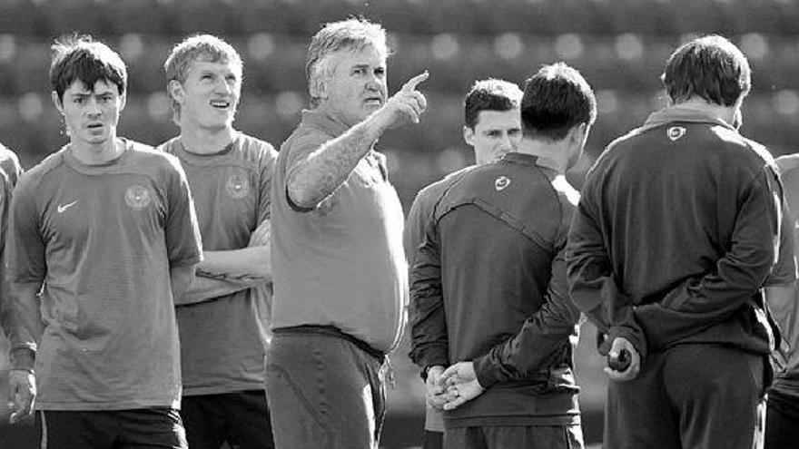 Guus Hiddink da instrucciones a sus hombres en el último entrenamiento antes de los cuartos. / Efe