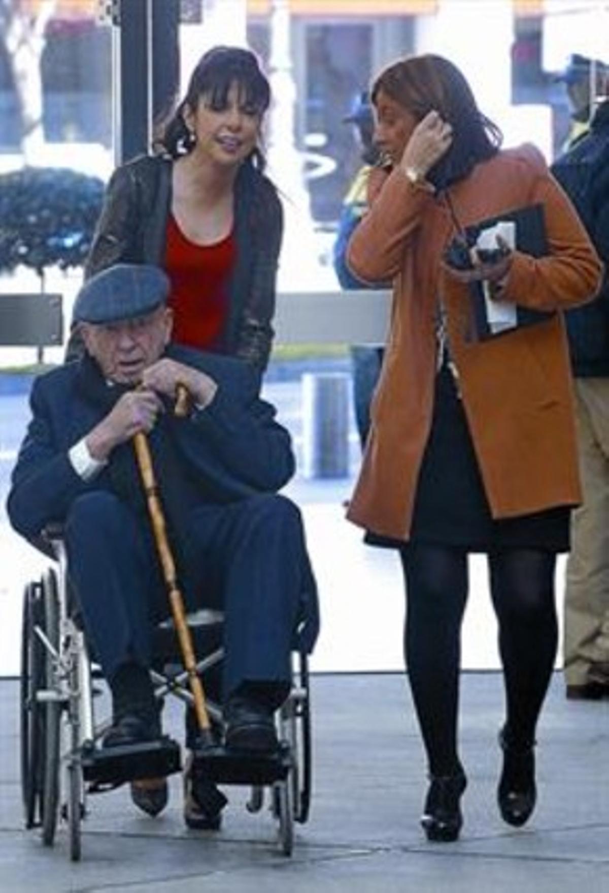 PASSAT. Sara Freites (sobre aquestes línies), dona de Di Stéfano i mare dels seus sis fills, va morir el 2005 a Madrid. A dalt, l’argentí i Puskas, tots dos amb la samarreta del Barça en un homenatge a Kubala. A la dreta, un anunci de mitges que va ser polèmic. PASSAT. Sara Freites (sobre aquestes línies), dona de Di Stéfano i mare dels seus sis fills, va morir el 2005 a Madrid. A dalt, l’argentí i Puskas, tots dos amb la samarreta del Barça en un homenatge a Kubala. A la dreta, un anunci de mitges que va ser polèmic.