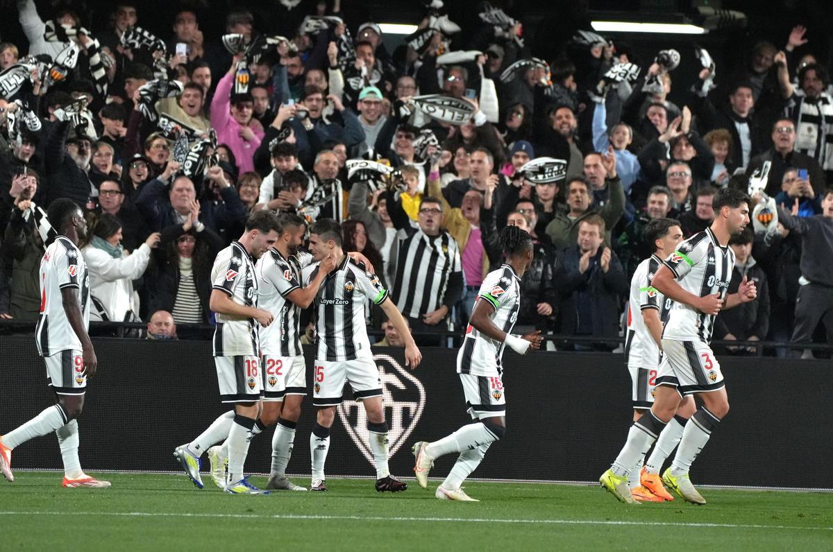 Gerenabarrena (c) es felicitado por Mellot y Pablo Santiago en el Castellón-Andorra.