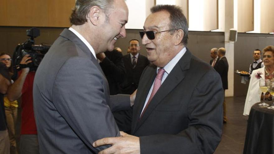 El president Fabra saluda a Carlos Fabra durante el homenaje a Salvador Martí Huguet en la Cámara de Comercio de Castellón.